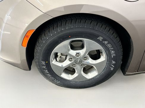 Used 2018 Chrysler Pacifica Touring-L image 11