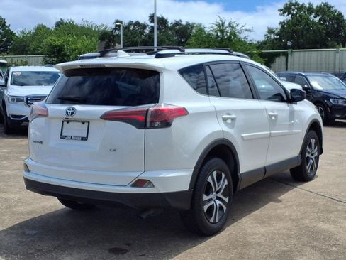 Used 2018 Toyota RAV4 LE FWD image 4