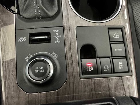Used 2024 Toyota Highlander Limited image 16