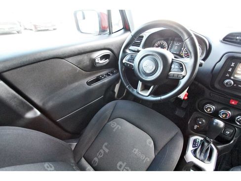 Used 2015 Jeep Renegade Latitude AWD/4WD image 9