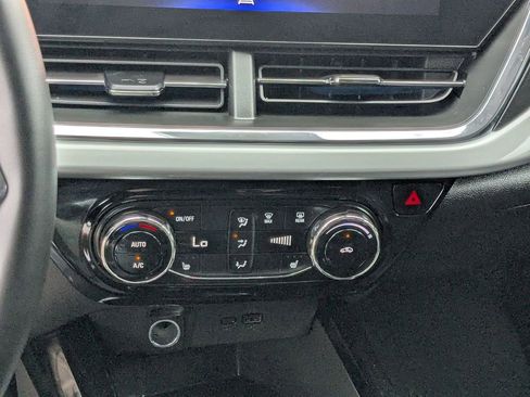 Used 2025 Chevrolet Trax LT w/ LT Convenience Package FWD image 20