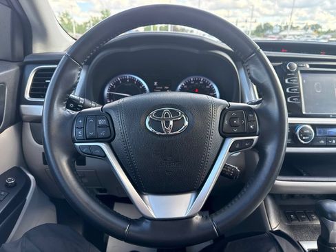 Used 2019 Toyota Highlander XLE AWD/4WD image 12