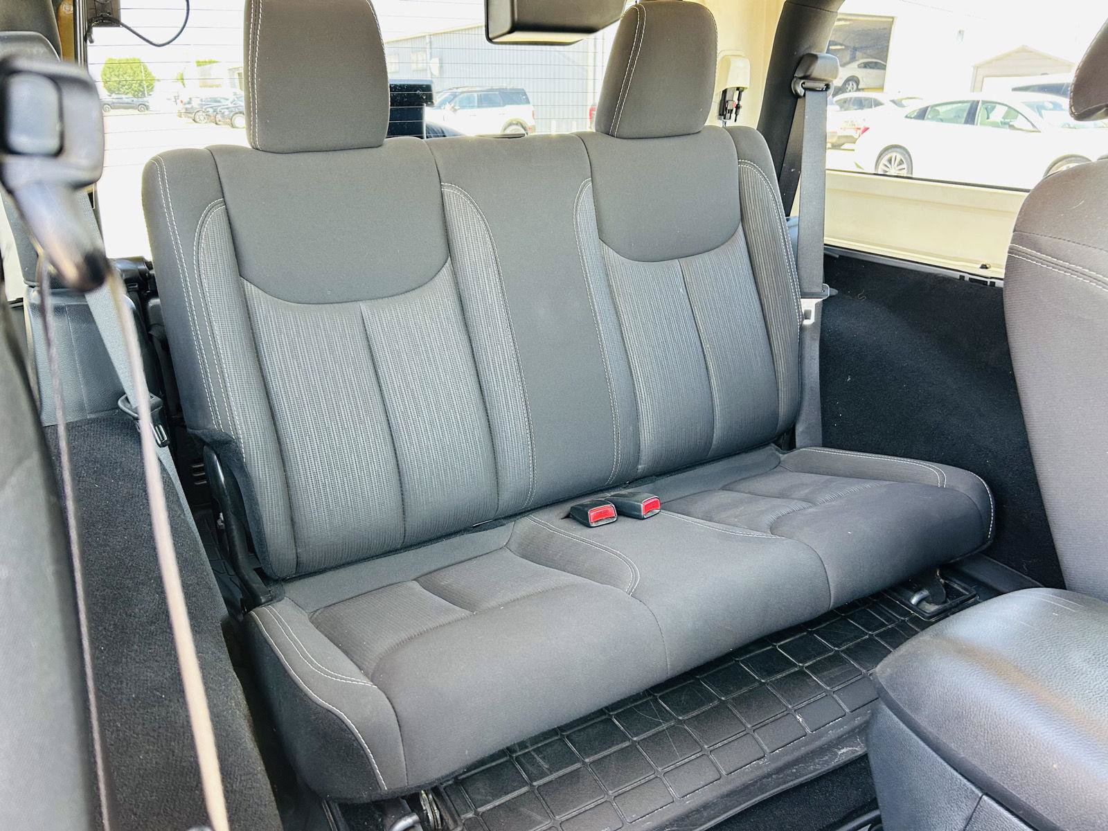 Used 2017 Jeep Wrangler Sahara w/ Connectivity Group AWD/4WD image 21