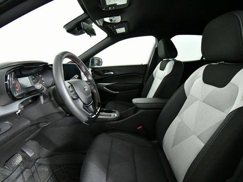 Used 2025 Chevrolet Trax RS w/ Driver Confidence Package image 5
