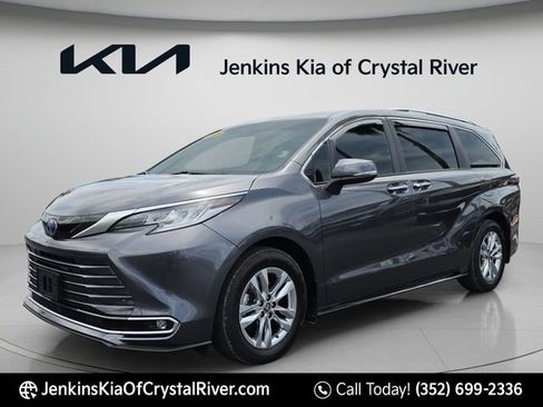 Used 2025 Toyota Sienna Limited FWD image 14