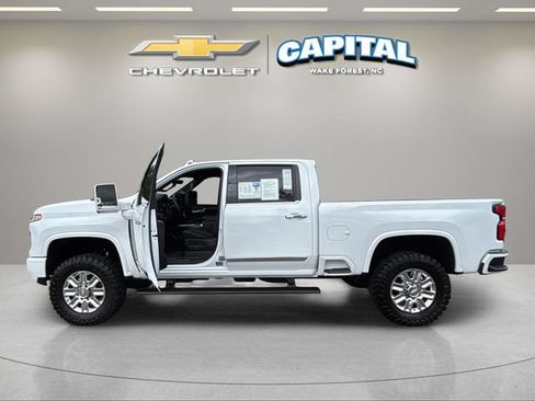 Used 2025 Chevrolet Silverado 2500 High Country w/ Technology Package AWD/4WD image 9