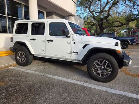 Used 2025 Jeep Wrangler Unlimited Sahara AWD/4WD image 3