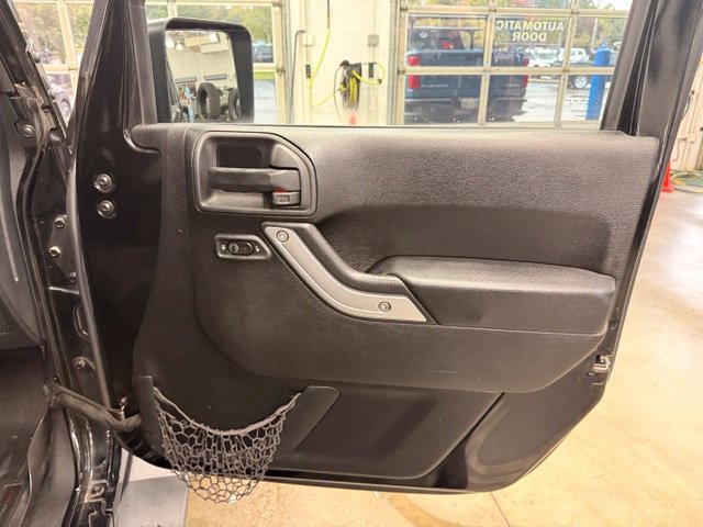 Used 2015 Jeep Wrangler Unlimited Sahara w/ Connectivity Group AWD/4WD image 27