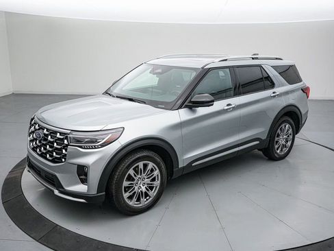 Certified 2025 Ford Explorer Platinum image 8