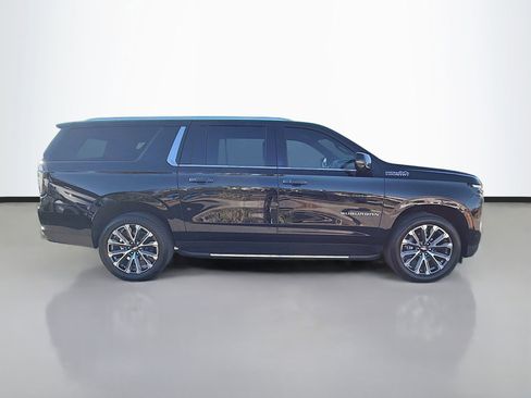 Used 2025 Chevrolet Suburban High Country image 3