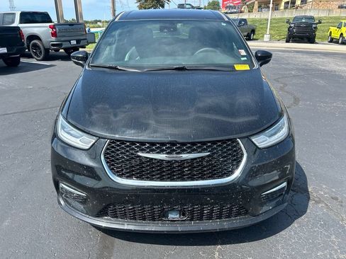 Used 2025 Chrysler Pacifica Select FWD image 2
