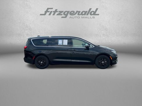 Used 2024 Chrysler Pacifica Touring-L FWD image 9