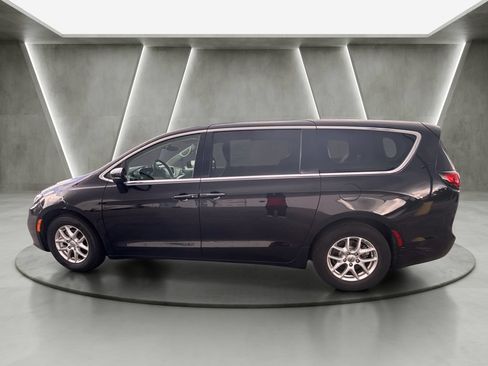 Used 2024 Chrysler Pacifica Touring-L FWD image 6