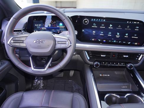 Used 2025 Chevrolet Suburban RST image 14