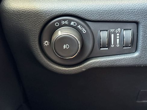 Used 2025 Chrysler Pacifica Select FWD image 31