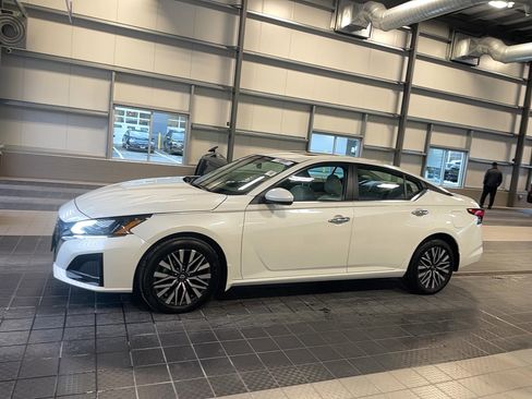 Used 2024 Nissan Altima 2.5 SV w/ SV Premium Package image 4