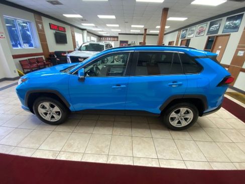 Used 2021 Toyota RAV4 XLE w/ Convenience Package FWD image 2