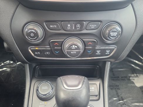 Used 2019 Jeep Cherokee Limited w/ Technology Group AWD/4WD image 30