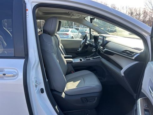 Used 2024 Toyota Sienna XLE image 18