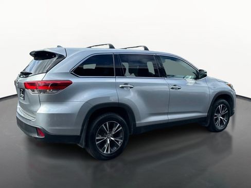 Used 2019 Toyota Highlander LE AWD/4WD image 3