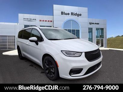 Used 2023 Chrysler Pacifica Touring-L w/ Uconnect Theater Family Group