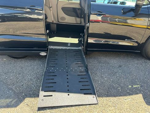 Used 2023 Chrysler Pacifica Touring-L FWD image 47