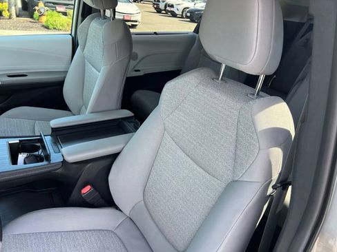 Used 2025 Toyota Sienna LE AWD/4WD image 14