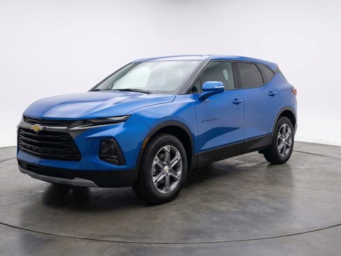 Used 2025 Chevrolet Blazer LT FWD image 3