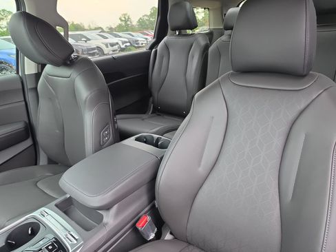 New 2026 Kia Carnival SX w/ SX Dark Edition Package FWD image 23