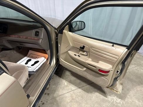 Used 2000 Ford Crown Victoria LX RWD image 20