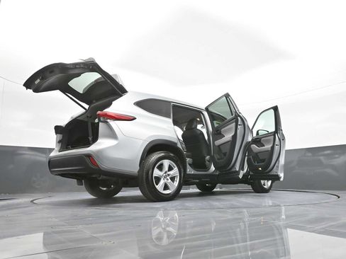 Used 2022 Toyota Highlander LE image 47