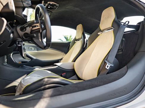 Used 2023 McLaren Artura image 22