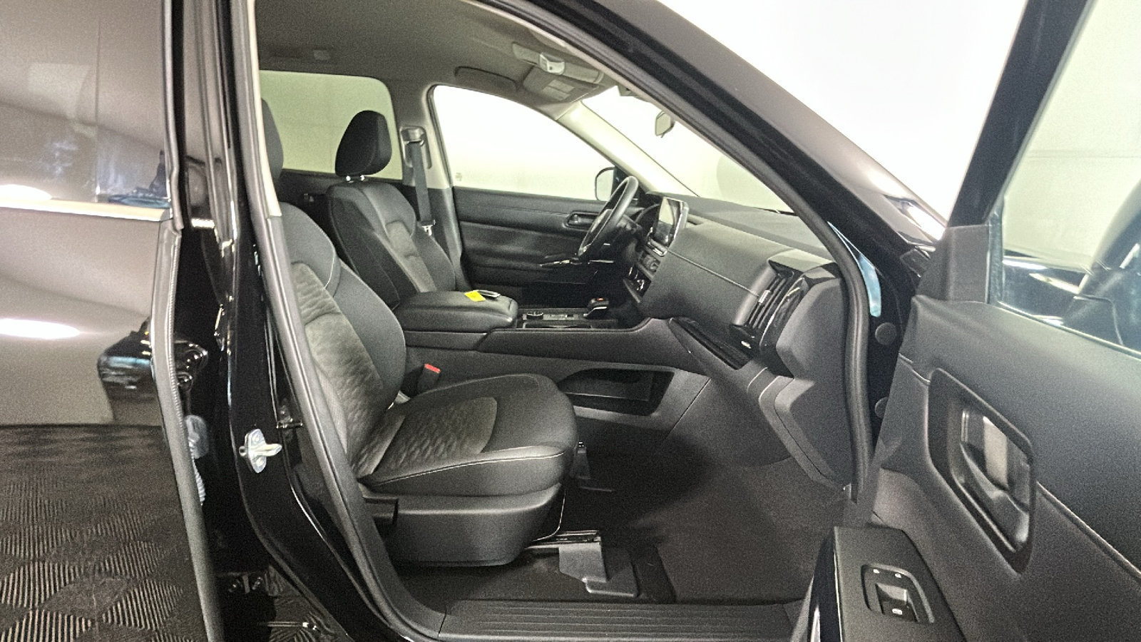 Used 2024 Nissan Pathfinder S AWD/4WD image 36