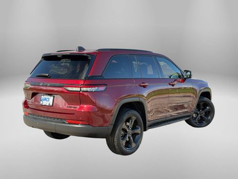 Used 2024 Jeep Grand Cherokee Limited w/ Luxury Tech Group II AWD/4WD image 4