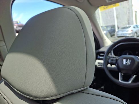 Used 2025 Honda Pilot Touring image 9