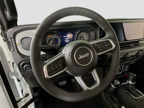 Used 2025 Jeep Wrangler Unlimited Sahara AWD/4WD image 5