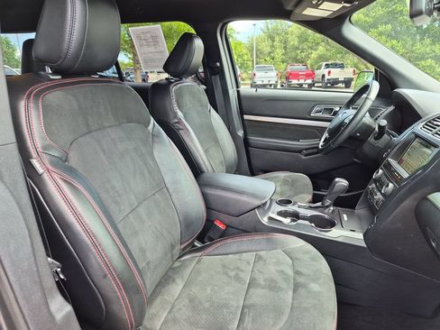 Used 2018 Ford Explorer XLT w/ Equipment Group 202A FWD image 39