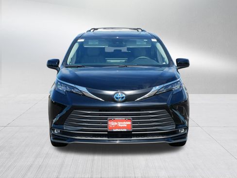 Used 2025 Toyota Sienna XLE w/ XLE Plus Package AWD/4WD image 2