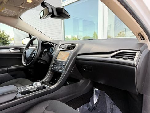 Used 2019 Ford Fusion SE FWD image 21
