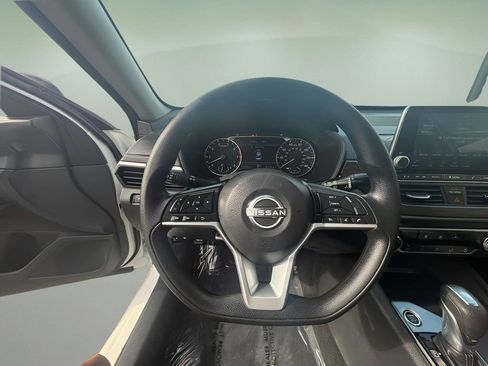 Used 2025 Nissan Altima 2.5 SV FWD image 13