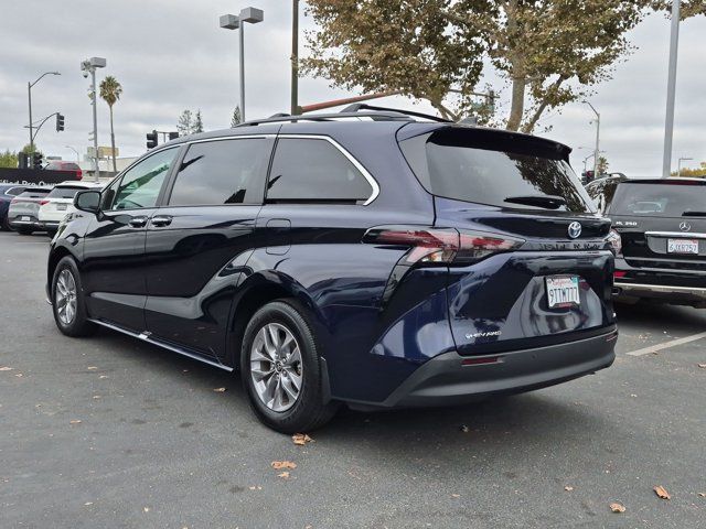 Used 2025 Toyota Sienna XLE AWD/4WD image 7