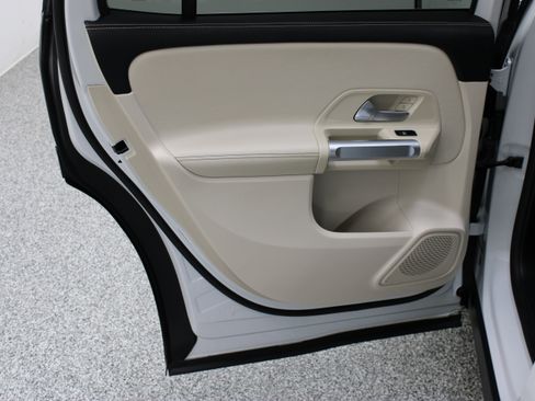 Used 2022 Mercedes-Benz GLB 250 image 27