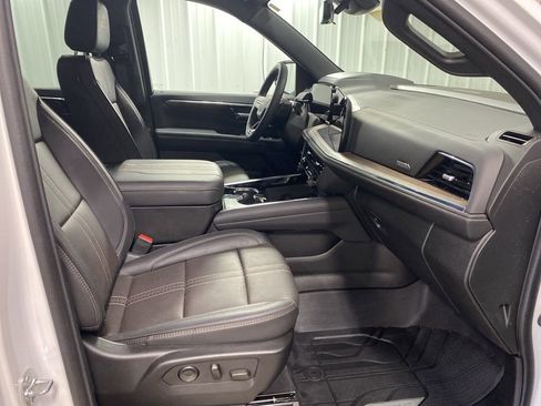 Certified 2025 Chevrolet Suburban High Country image 31