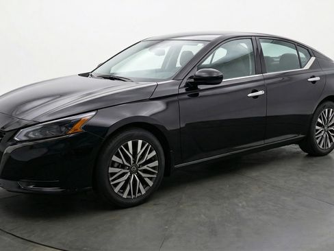 Used 2025 Nissan Altima 2.5 SV image 3