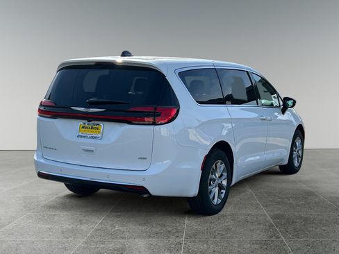 New 2026 Chrysler Pacifica Select AWD/4WD image 5