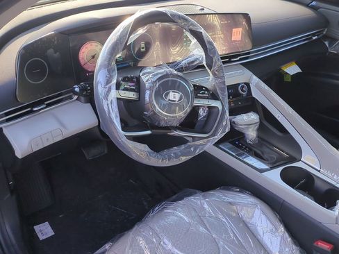 Certified 2025 Hyundai Elantra Limited FWD image 12