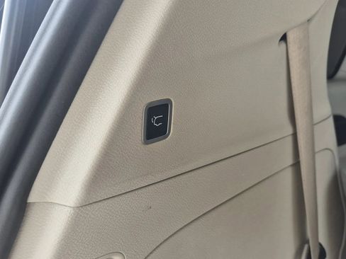 Used 2022 Chrysler Voyager LX image 23