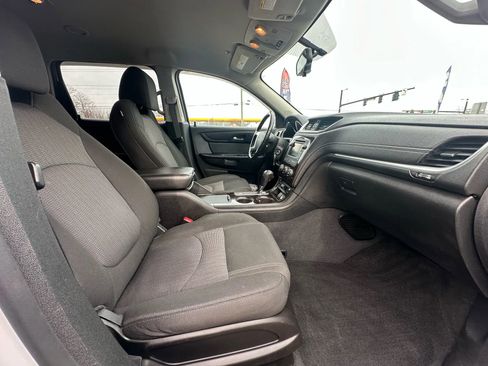 Used 2017 Chevrolet Traverse LT w/ Style and Technology Package image 32