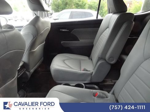 Used 2022 Toyota Highlander XLE AWD/4WD image 8