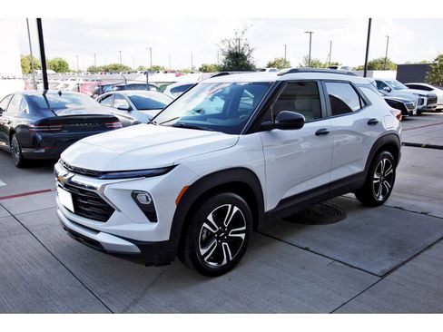 Used 2024 Chevrolet TrailBlazer LT w/ Driver Confidence Package FWD image 3